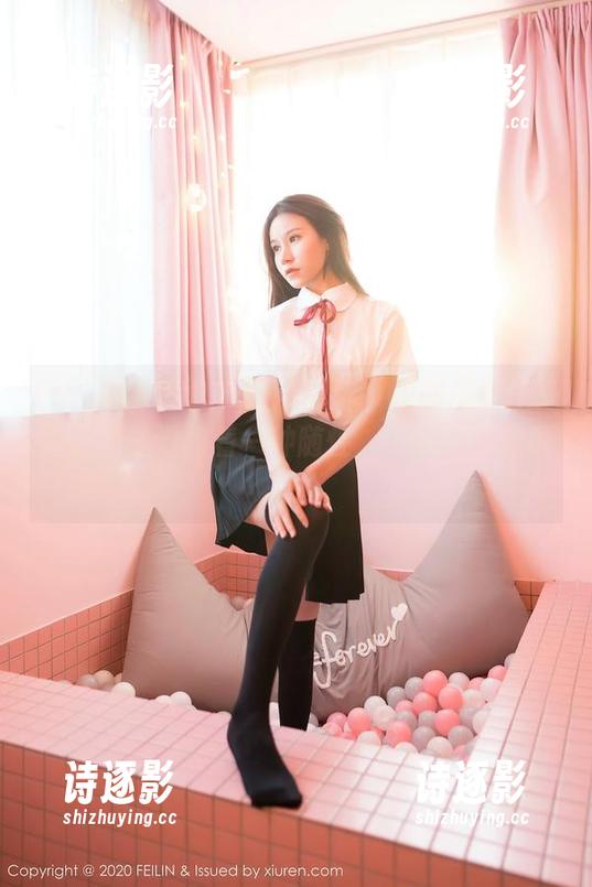 Feilin嗲囡囡-奶茶Emily Feilin嗲囡囡 - 在奶茶Emily的吊带作品里,原图透露着一种随性,谁管那么多呢?