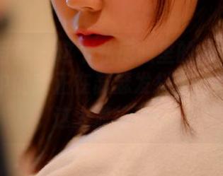 PANS写真 – 这个私房照里的凡凡穿红裙，原图中的我正在瑟瑟发抖，心里嘀咕：这太流行了。