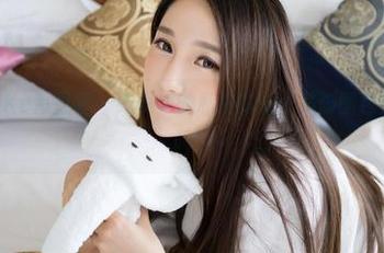 QingDouKe青豆客 – 纯小希的私拍时刻：美脚图包等着你来翻阅！