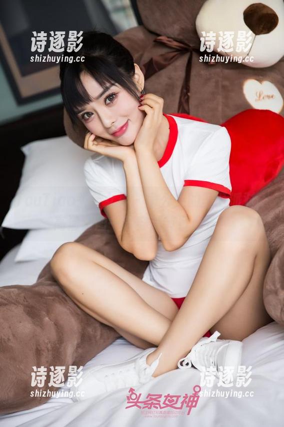 TouTiao头条女神-俞公主 TouTiao头条女神 - 俞公主的圣诞派对,高清套图一秒穿越节日魔法!