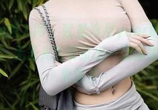 Xiuren秀人网 – 就是冷月yuer的皮衣挂在门口，无圣光也能引出一张超级无敌可爱图片