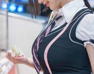 Xiuren秀人网 – 大琪琪Emily在线空姐图集，喳喳言语间，谁又不曾在庄严中待机？