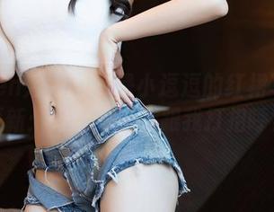 Xiuren秀人网 – 是小逗逗的红裙写真集更新：好像裙摆在跟我打招呼？
