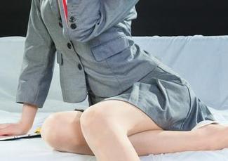 丽柜 – 这种裸足风格，愣是引人侧目，只希望资源多点，再多来些悠悠照片！