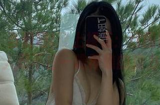 微密圈 – 当俏妞t遇上裸足：这图包是怎么让人忍不住一瞧再瞧的魔力？