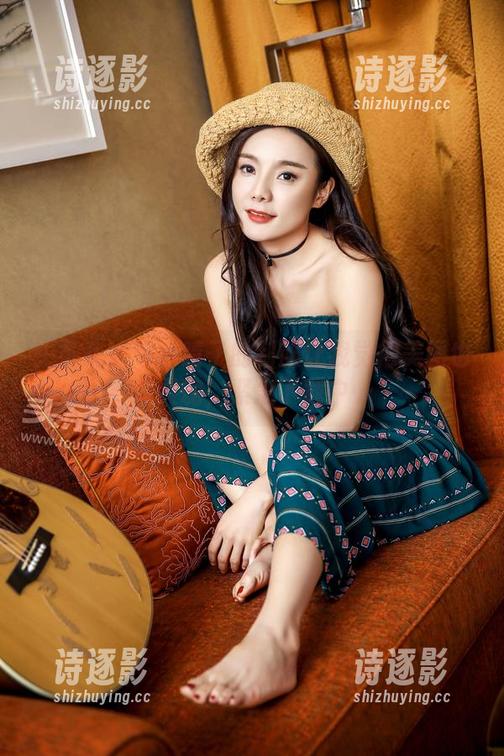 头条女神 - 小晴子的制服让我觉得美图也有灵魂，紧急下载中…