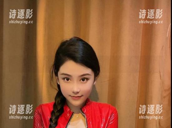 奶雯 微密圈 - 奶雯的图片,酒店里的沙发似乎也很想上镜