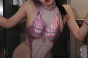 小女巫露娜的户外小红裙，屡试不爽的图库小心机，资源又添新趣