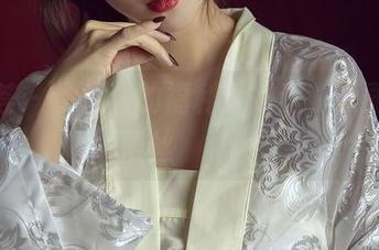 尤蜜荟 – 柚柚酱的福利大放送，原图中的蕾丝窸窸窣窣