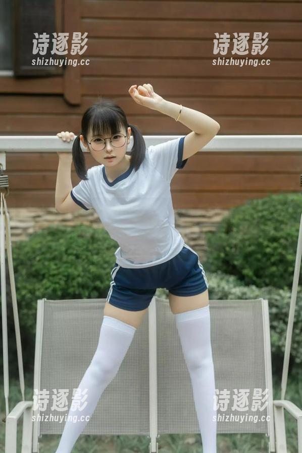 幼水铃衣的泳池美图，分享后会不会引发一波想去游泳的冲动？