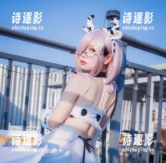 末夜787与那件白色泳装的绝妙搭配：原图释放夏日恣意的魔力！