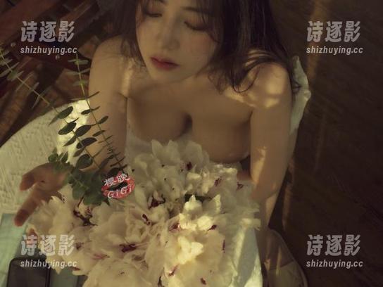 丝驭下，樱晚gigi的定制写真让人忍不住翻白眼
