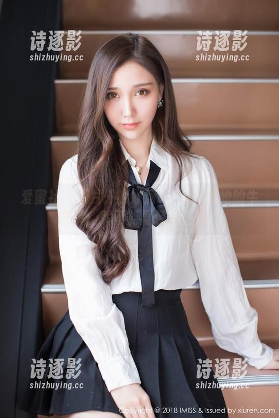 爱蜜社-妤薇Vivian 爱蜜社 - 图片外的妤薇Vivian和她的牛仔裤:就不能再轻松些吗?