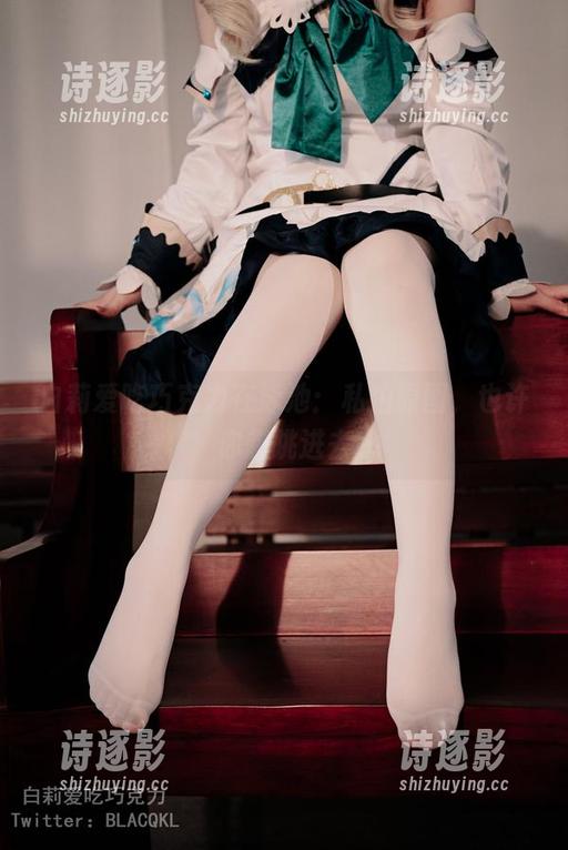 白莉爱吃巧克力 白莉爱吃巧克力在泳池:私拍原图,也许你想跳进去