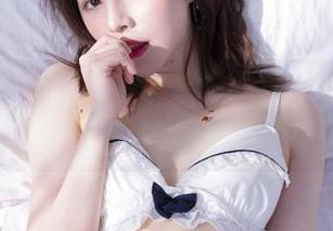 谁说婚纱一定要有圣光？白露Bululu这组写真让我重新审视了一下。
