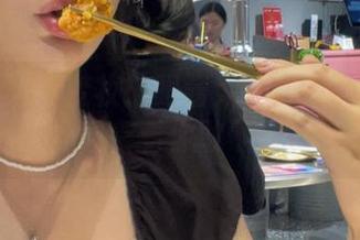 圣诞老人要变妆！眼酱大魔王w的图集下载，看你敢不敢