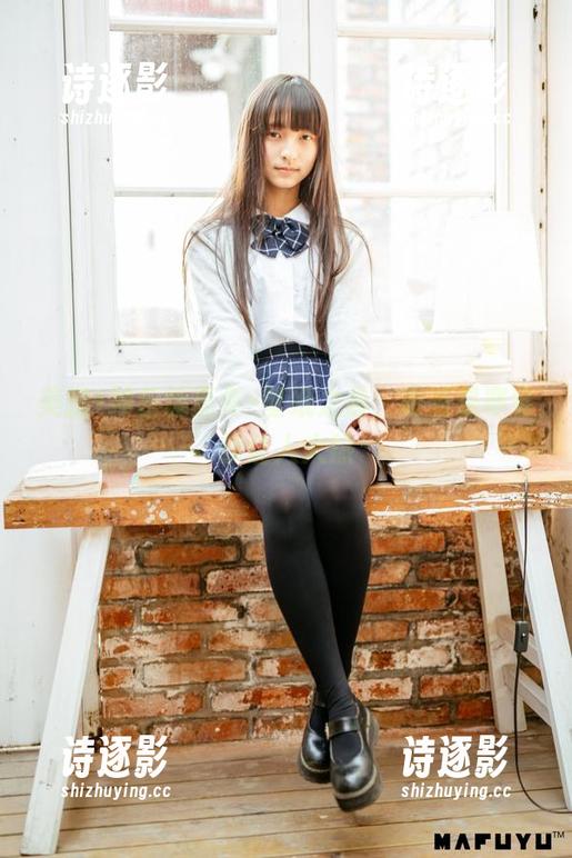 美腿+神乐坂真冬=壁纸之最，明明是寒冬却让人火热