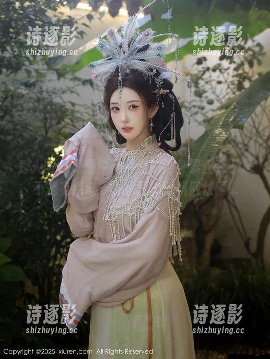 秀人网-周井空 秀人网 - 原图中周井空的这身职业装,是不是有点过于诱惑了?危机四伏啊...