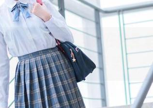 最新图册，秋楚楚不秃头在教室里，居然是这么个休闲姿势？