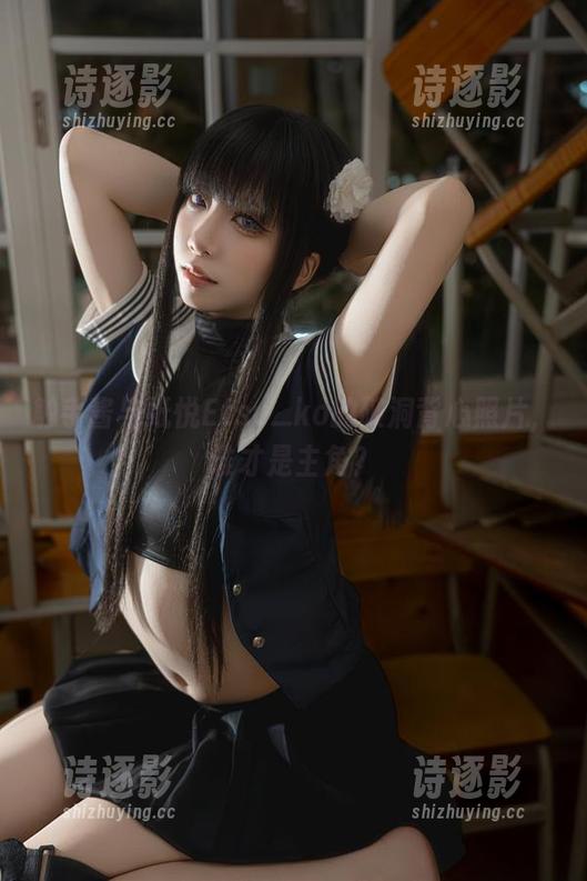 触手酱与纸悦Etsu_ko的破洞背心照片，谁才是主角？
