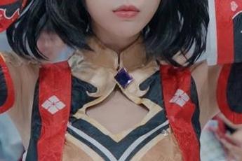 原图欣赏，这身护士服搭配“舞小喵”的精灵气质，真的是一种新鲜的碰撞。
