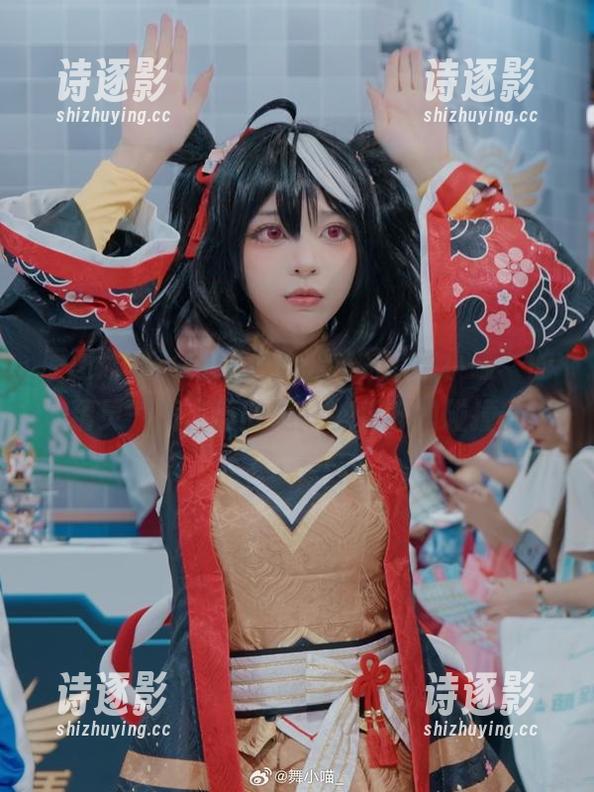 原图欣赏，这身护士服搭配“舞小喵”的精灵气质，真的是一种新鲜的碰撞。