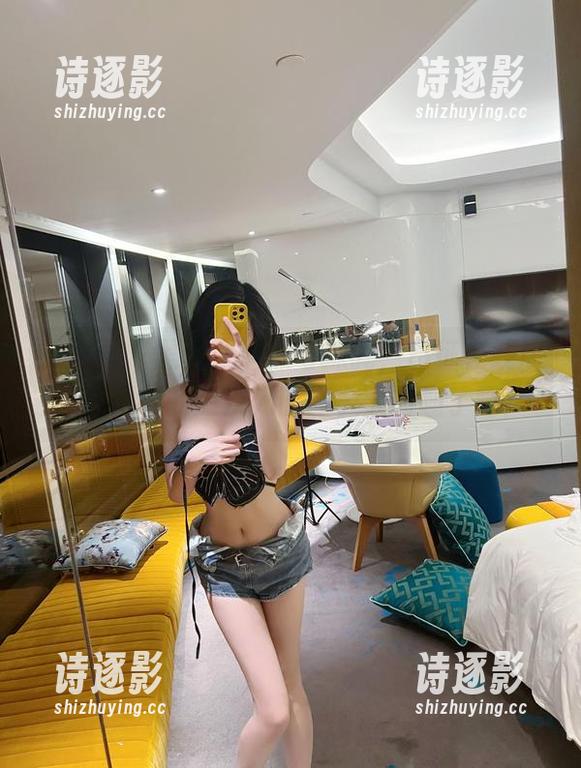 微密圈 - 黑丝网洞袜与抹胸，葛征在线展现美图中的二次元时尚，太有趣了吧！