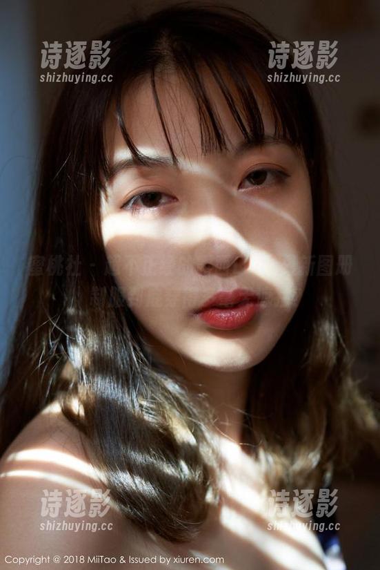 蜜桃社 - 超不正经的露西Lucy最新图册，制服到底穿得多毫无遮拦？
