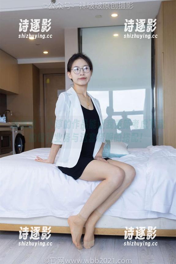 袜啵啵-小淳 袜啵啵 - 小淳的作品能让我重新考虑下我的银行业务与这套制服的搭配!