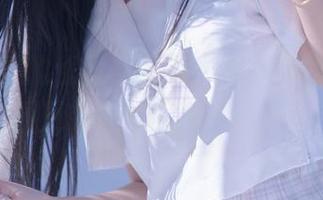 护士制服的优雅，过期米线线喵的吊带美图更新，惹人无限遐想。