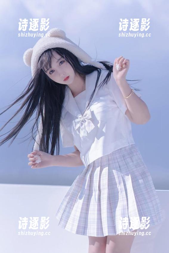护士制服的优雅，过期米线线喵的吊带美图更新，惹人无限遐想。