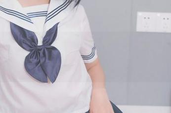 面饼仙儿在小水手装里的cute样子，美图看得我都有点想模仿了