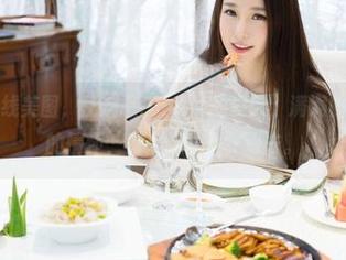 魅妍社 – 在线美图，王婉悠Queen的夏天，满满的色彩和懵懂的情怀，有点想一头扎进去。