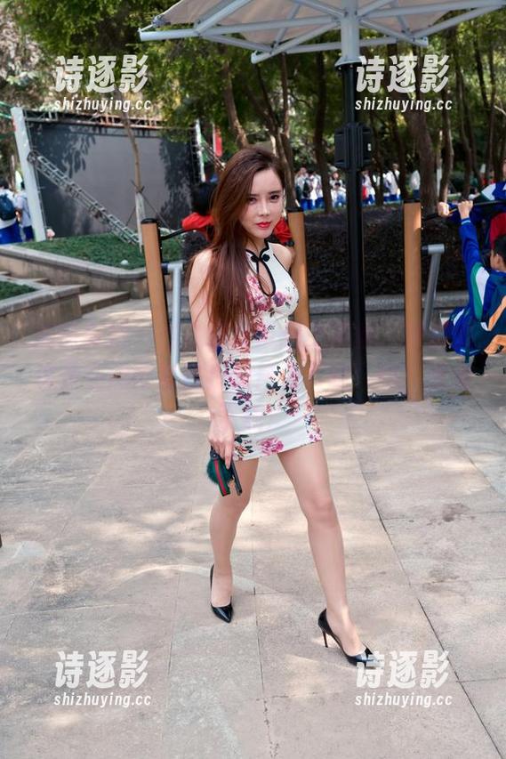 魔镜街拍-婷婷 魔镜街拍 - 当白色吊带遇上黑丝,婷婷你这是在用全套教我们何为‘腿’吗?我来下载!