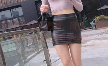魔镜街拍带你俯瞧高跟、肉丝，不妨为你的手机换个美图壁纸吧。