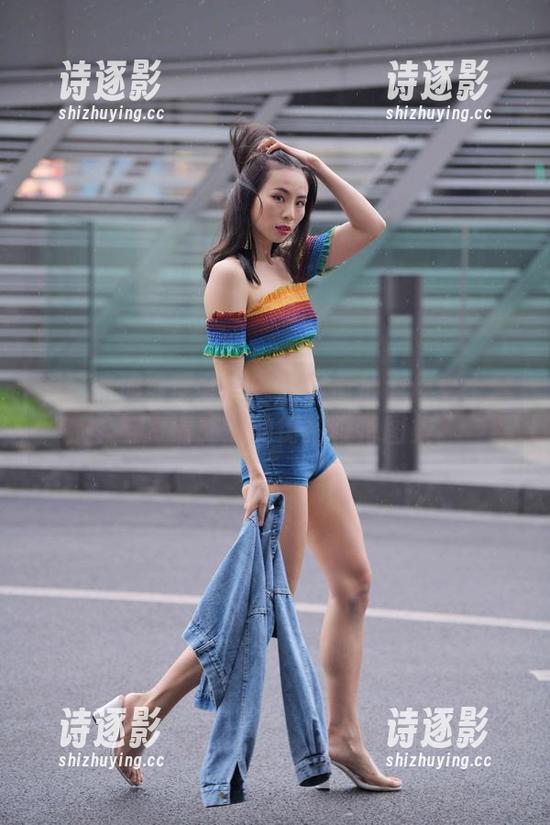 魔镜街拍 还记得那场展会吗?魔镜街拍为你奉上繁华与冷清交织的街拍模特图集。