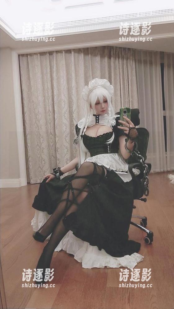 翻看黑白御猫的赤の森-MerryChristmas这组写真，突然意识我看得有点过头了！